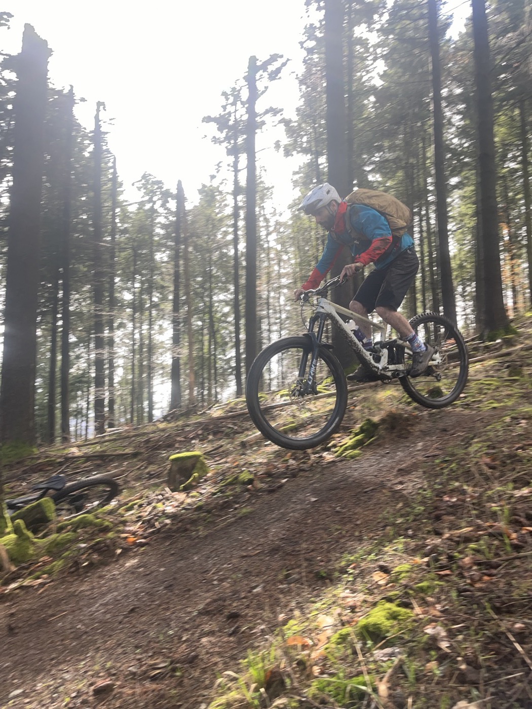 Thomas Diemunsch, moniteur, en pleine descente dans la forêt