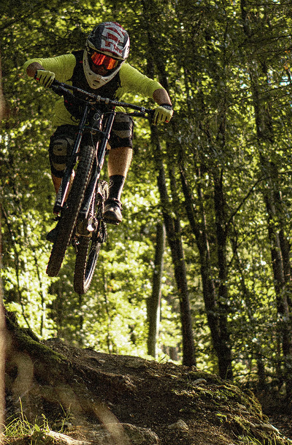 photo-de-dh_enduro-saut-foret