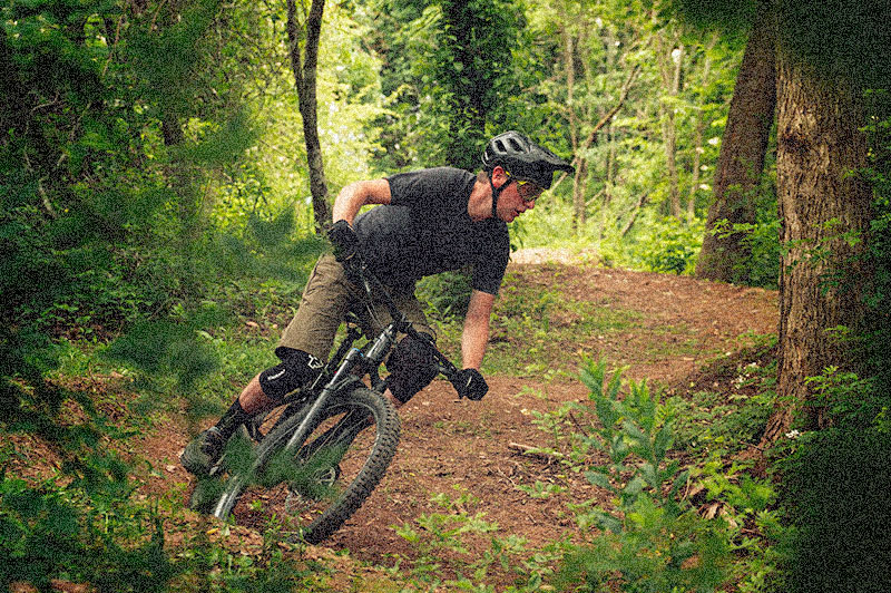 Rider d'enduro sur un sentier de forêt