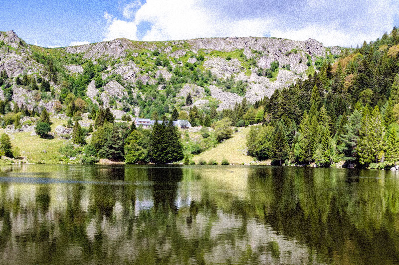 Le lac des Truites et ses reflets, au pied des rochers