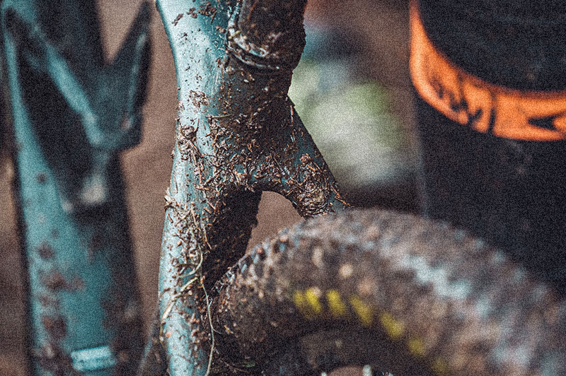 Détail d'un cadre de VTT couvert de boue