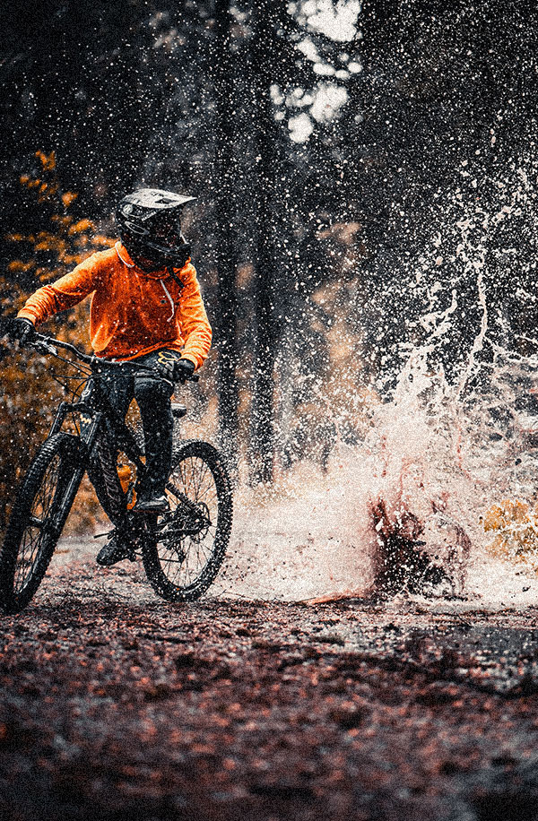 Rider qui éclabousse en traversant un ruisseau